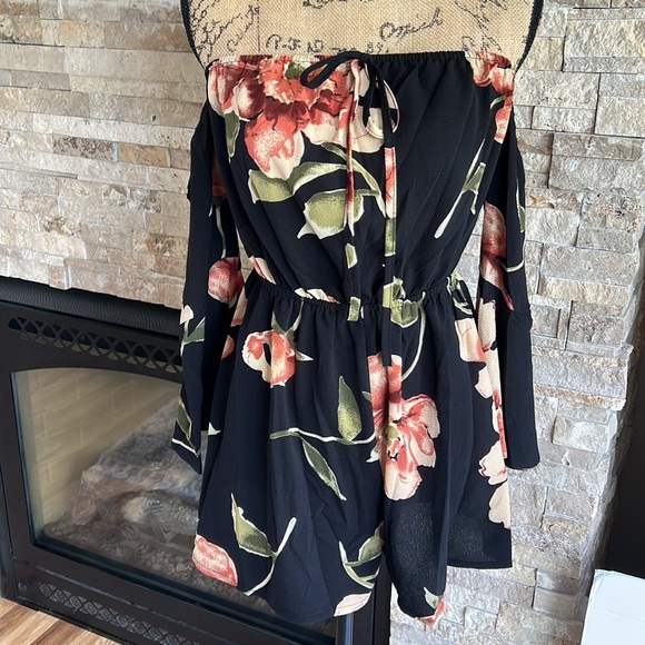 Black and floral cold shoulder shorts romper jumpsuit flare sleeve - Picture 4 of 16